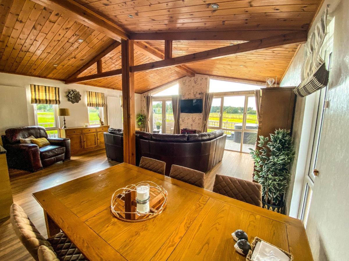 Immaculate 3-Bedroom Private Lodge Near 约克 外观 照片